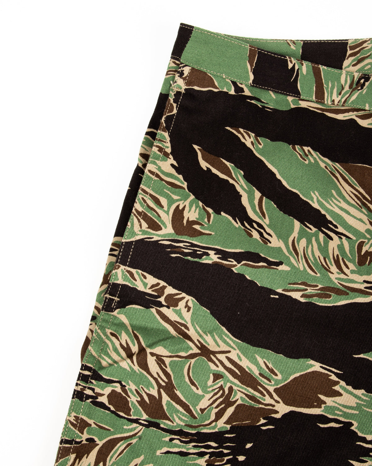 The Real McCoy's Tiger Camouflage Swim Shorts / John Wayne - Green - Standard & Strange
